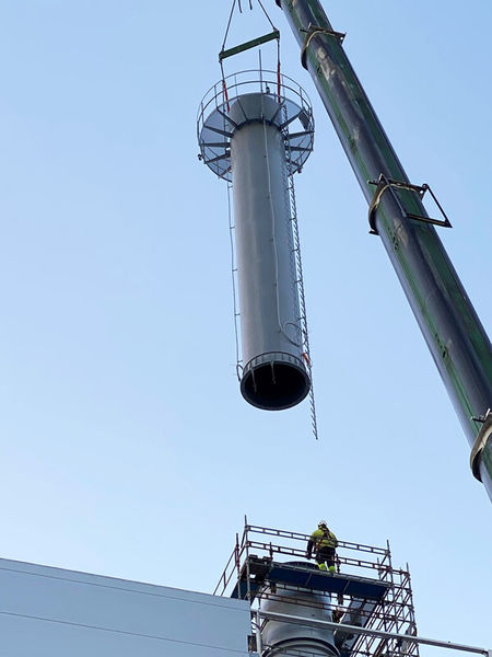 Lowering the second part of the Target main stack in position