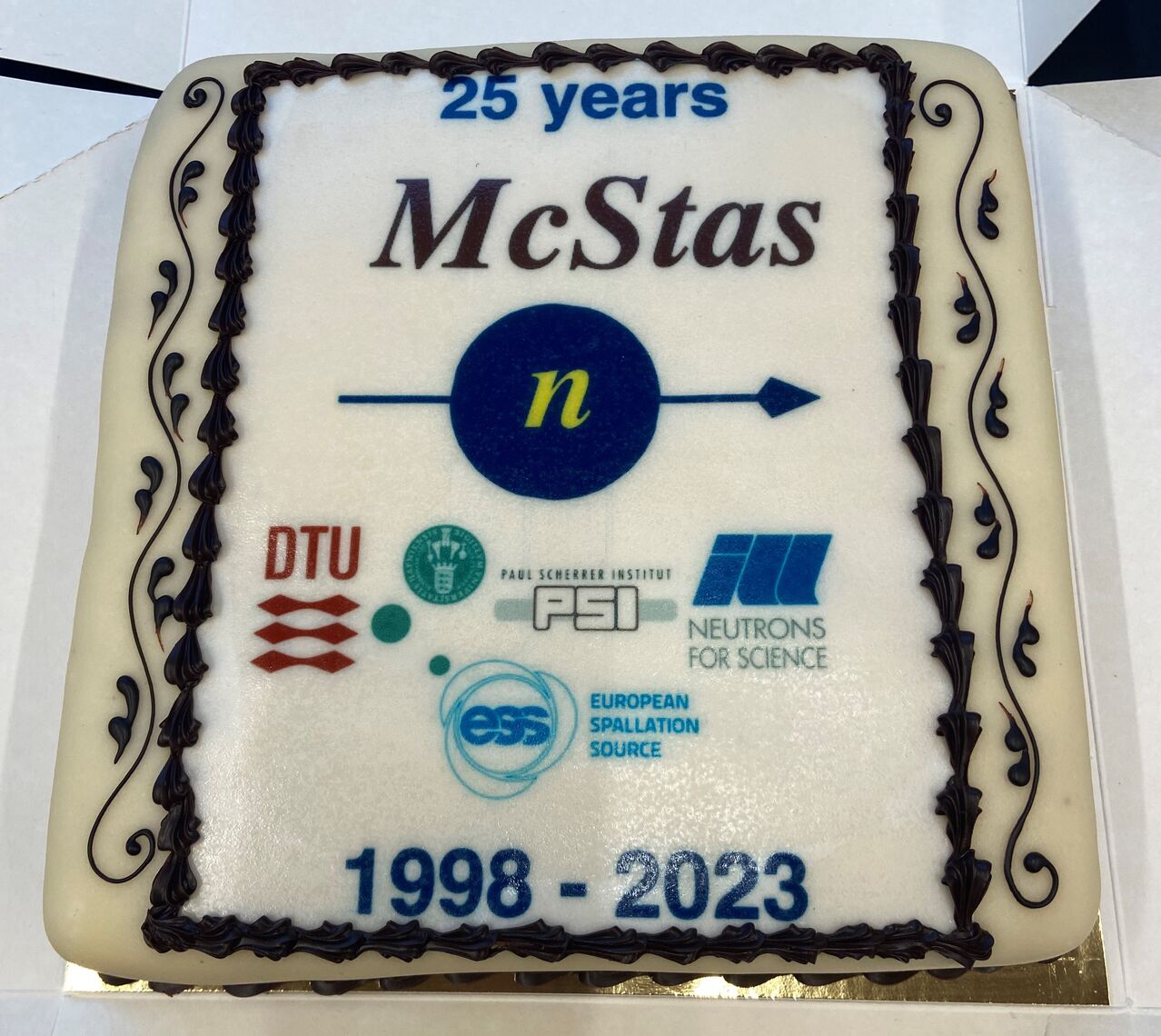 A cake, with McStas and all the partner logos written in the icing