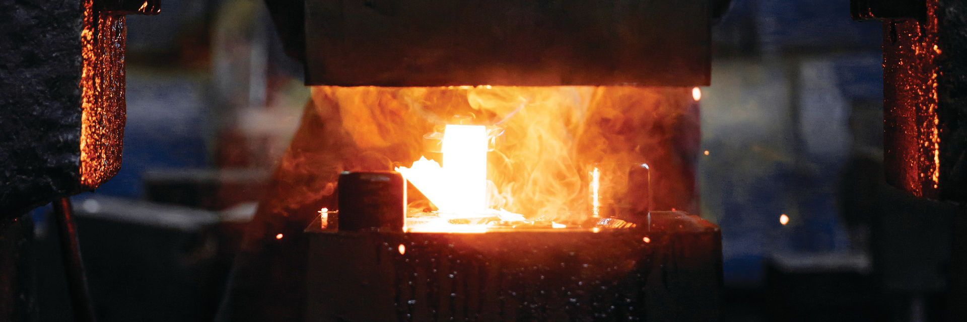 forge hydraulic hammer shapes the hot material